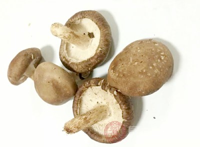 多吃对肝脏有益的食物，如生菜、蘑菇、丝瓜、橙子等