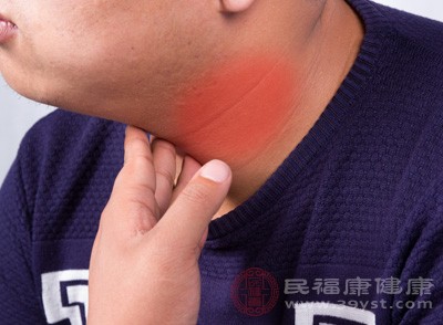 当甲状腺功能低下时，新陈代谢减慢，身体能量消耗减少，表现为体重增加、食欲不振等症状