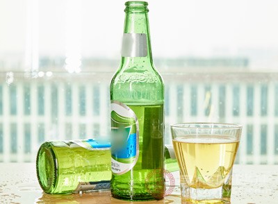 和白酒相比较，啤酒的酒精度数较低，一般在2%-8%之间