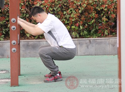 在日常生活中，避免过度用力，尤其是对于腰部和背部