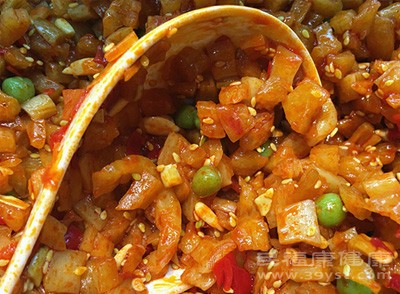 许多人拥有高盐高脂的饮食习惯，比如爱吃泡菜、咸鱼、肥肉等