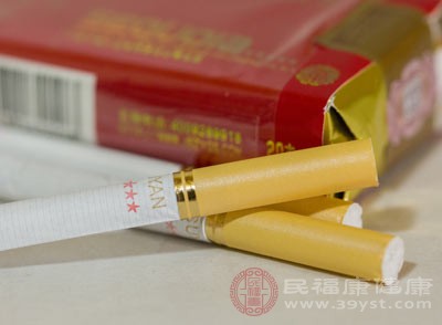 家庭和工作场所中存在的二手烟也可能导致不抽烟的人患上肺癌