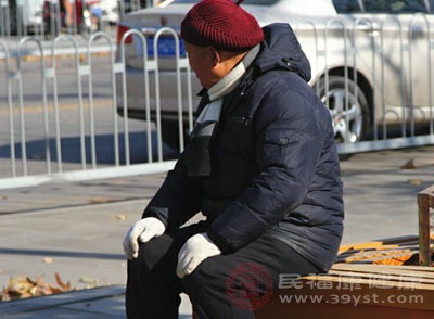 长时间久坐会导致肌肉长期处于收缩状态，使得各部位的肌肉逐渐变得紧张
