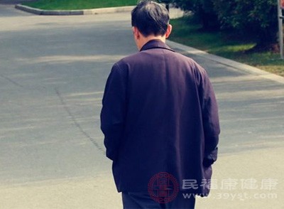 运动还可以增强身体的免疫系统，有助于抵抗白发