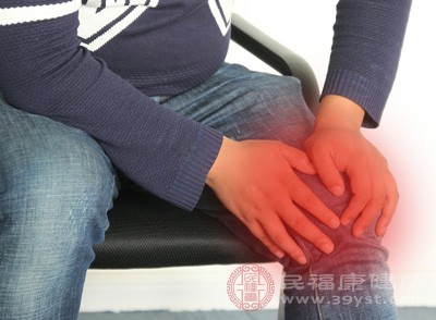 骨质增生引起的疼痛程度因人而异，轻微的疼痛可以通过非处方药物治疗和生活习惯的改变来缓解，而较为严重的疼痛可能需要医生的干预