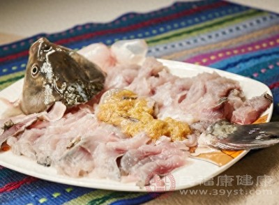 富含蛋白质的食物包括肉类、鱼类、禽类、奶制品和豆制品