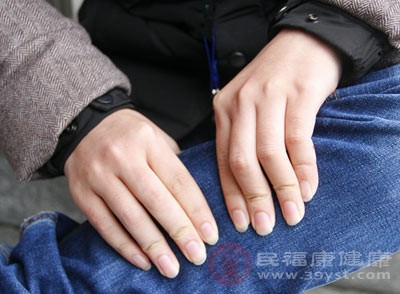 按摩和物理治疗可以帮助缓解疼痛、改善关节功能