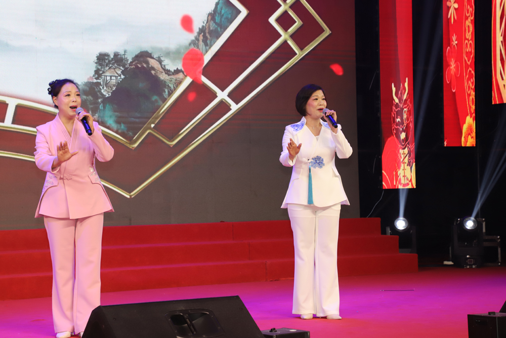 11-豫剧串烧《沁园春.雪》 《谁说女子不如男》.JPG