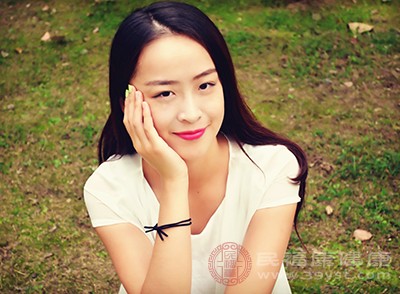 积极的心态对于应对遗传性白发非常重要
