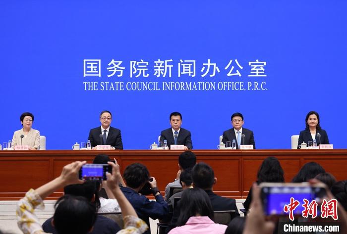 9月12日，中国国务院新闻办公室在北京举行“推动高质量发展”系列主题新闻发布会，国家卫生健康委员会主任雷海潮，国家卫生健康委员会副主任、国家疾病预防控制局局长王贺胜，国家卫生健康委员会副主任于学军，国家卫生健康委员会党组成员、国家中医药管理局局长余艳红出席介绍情况，并答记者问。 <a target='_blank' href='/'>中新社</a>记者 杨可佳 摄