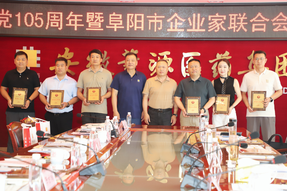 合影3.jpg 合影3.jpg
