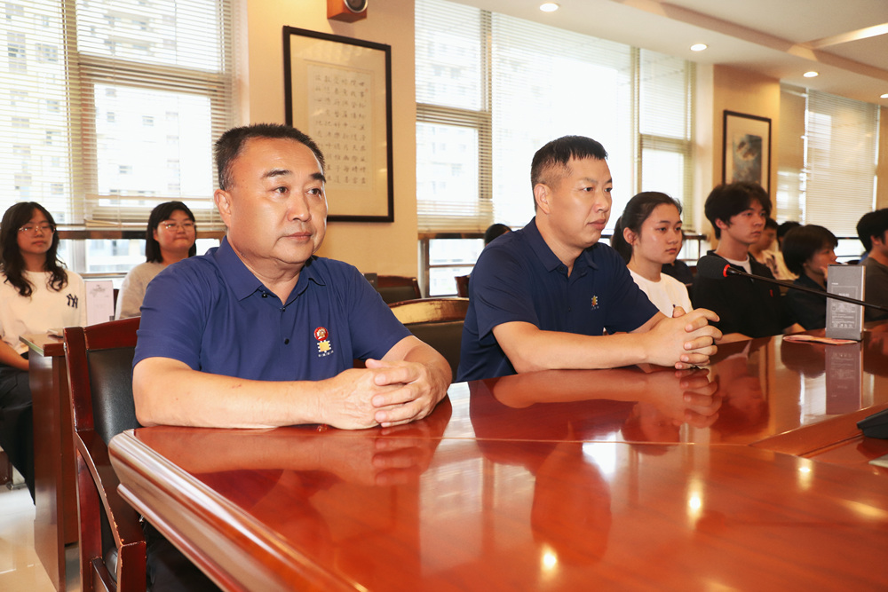 马总坐.jpg