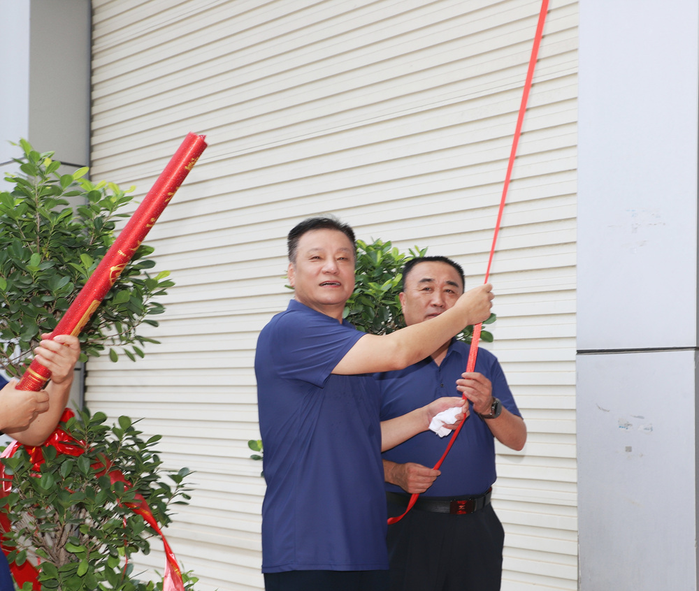 书记揭幕.jpg